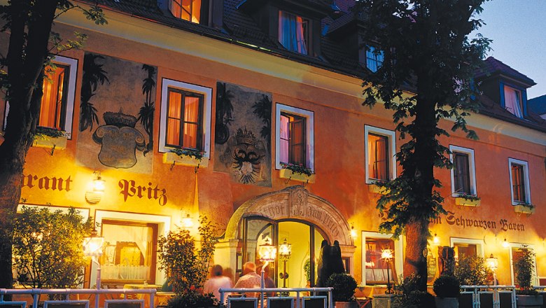 Hotel Restaurant "Zum Schwarzen Bären", © Lachlan Blair Historic building of the Hotel Zum Schwarzen Bären at night, illuminated with warm light.