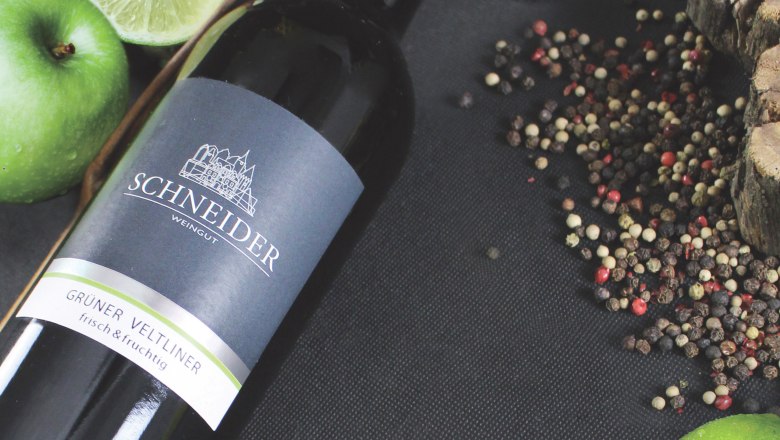 Wine bottle Gr&uuml;ne Veltliner from Weingut Schneider with green apple and lime.