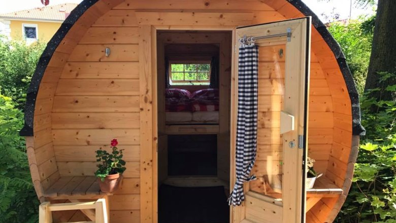 Sleeping barrel from the outside, &copy; Schlaffass