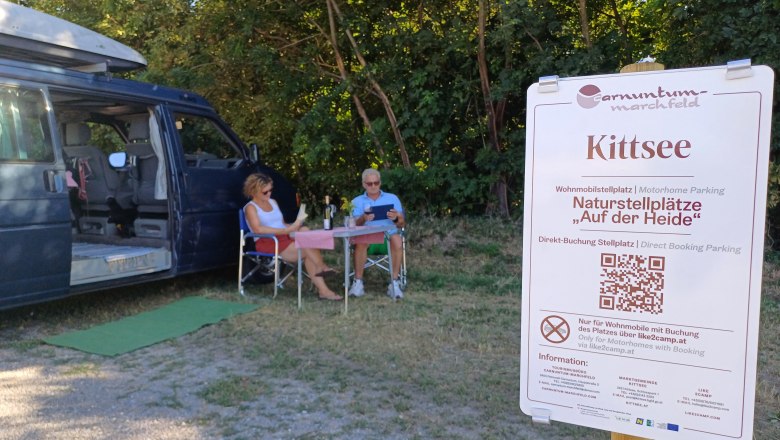 Natural parking space Kittsee, © Donau Niederösterreich, Wagner Mobile home with people