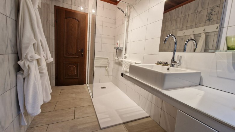 Bathroom, &copy; Gabriele Tromp