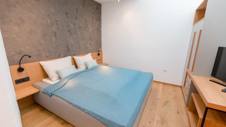 Bedroom in the house by the lake, &copy; schwarz-koenig.at