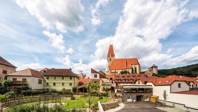 Kirchenwirt Wachau View, © Lehmann View of Weißenkirchen in der Wachau with church and historic buildings.