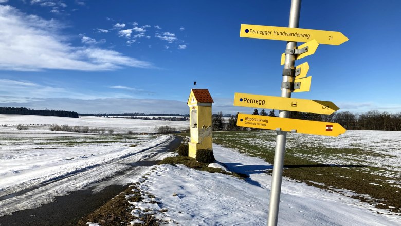 Marterl and signposts in winter © Zickbauer Natascha, © © Zickbauer Natascha