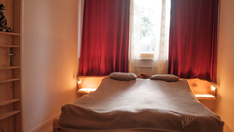 Swiss stone pine bedroom Yogaloft, &copy; Klaus Ewert, Fotograf Laurin Buitmann