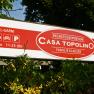 Sign of the bed and breakfast Casa Topolino with contact information and opening hours.