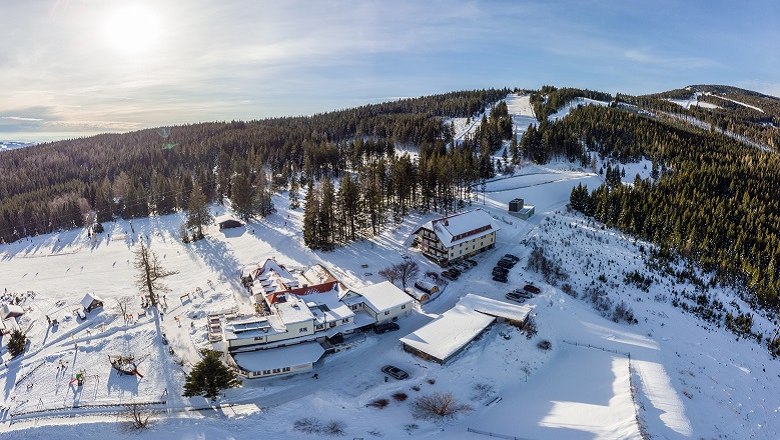 Aerial view of the M&ouml;nichkirchen-Mariensee ski area in winter.