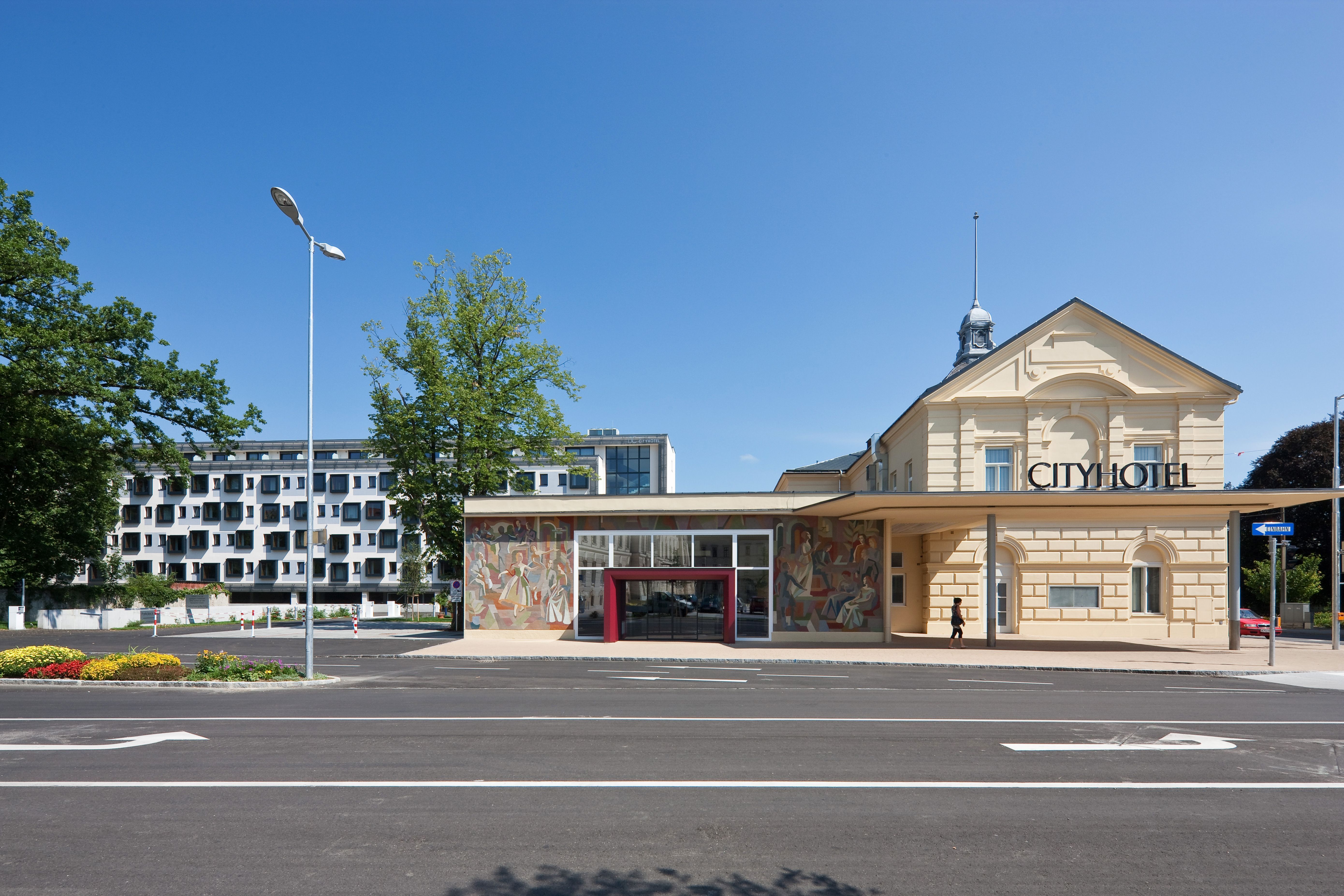 Exterior view of the Cityhotel D & C with the modern and historical parts of the building.