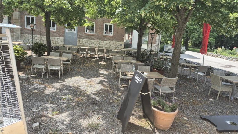 Felmayers Gastwirtschaft Schwechat, guest garden with tables