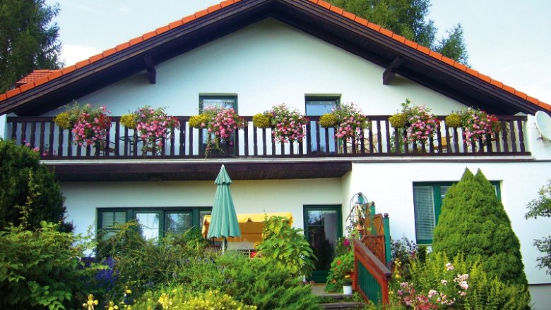 Room rental Teuschl, © Anna Maria Teuschl A two-story house with a balcony and flowers.