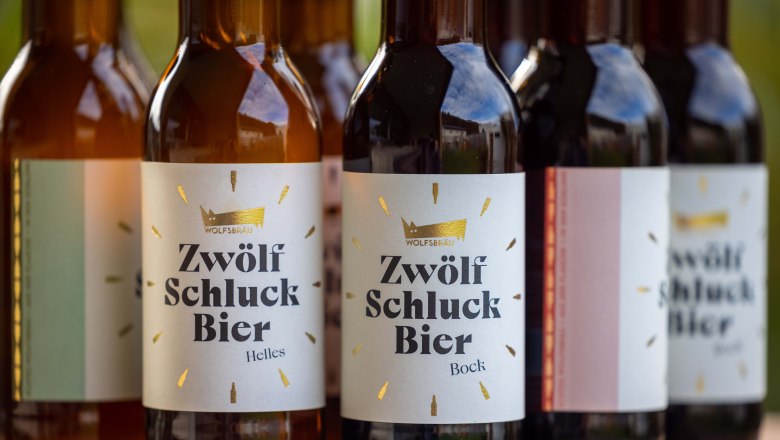 Close-up of beer bottles with label bearing the inscription "Zwölf Schluck Bier".
