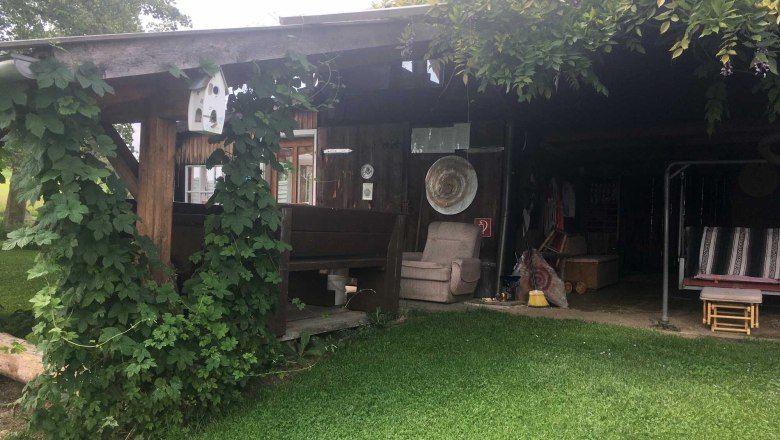 Shady dining area in front of the summer kitchen, &copy; Peter Brezina
