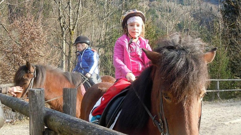 Riding at the neighbor's, © Poidlbauer