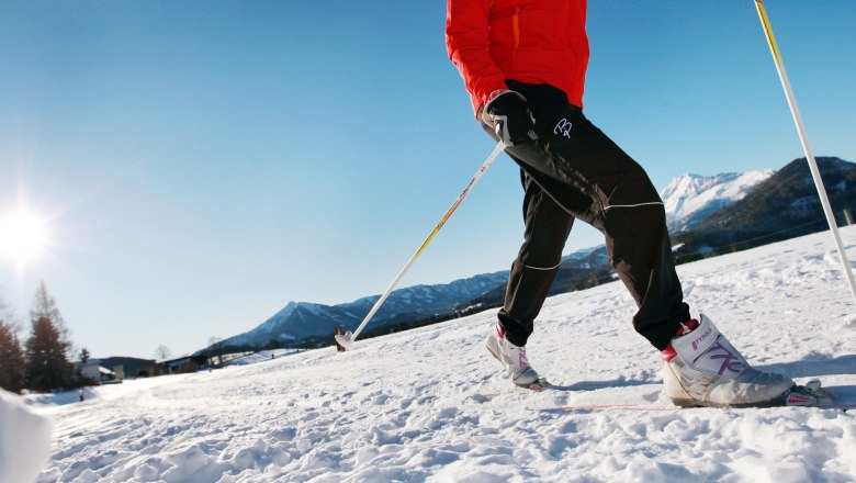 Cross-country skiing through the snow, © weinfranz.at