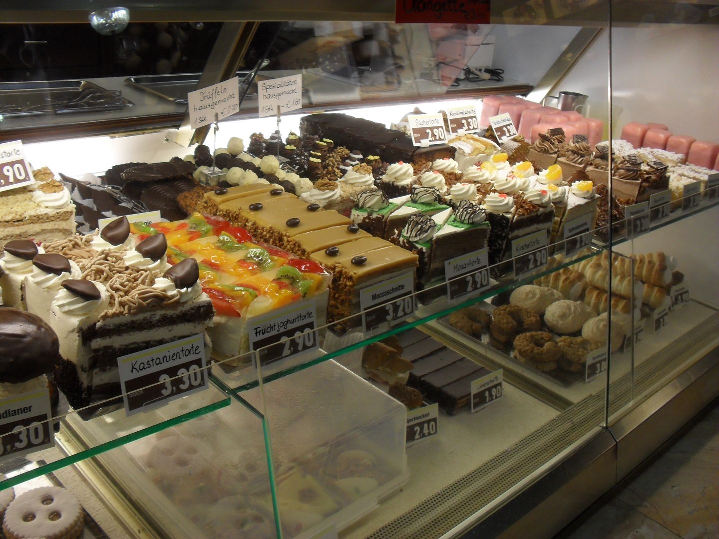 Display case with various cakes and pastries in the Köller confectionery.
