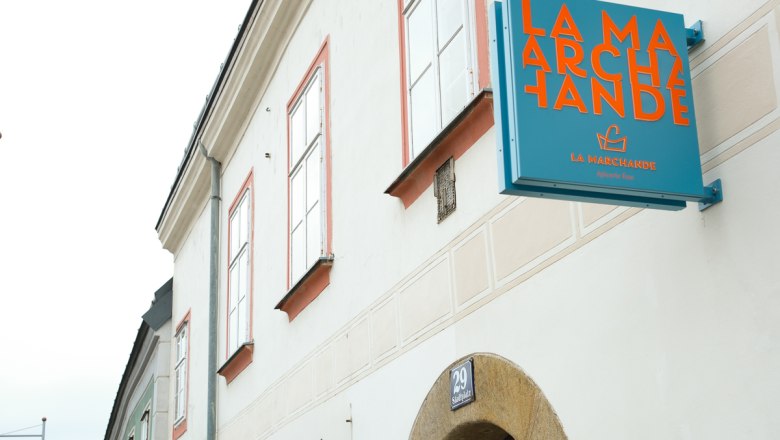 Brand logo and our promise: High-quality products, personal advice and a piece of savoir-vivre for your party or terrace too., © La Marchande @Lily