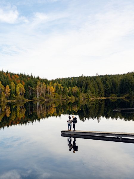 Hiking by the water, © Waldviertel Tourismus, Studio Kerschbaum