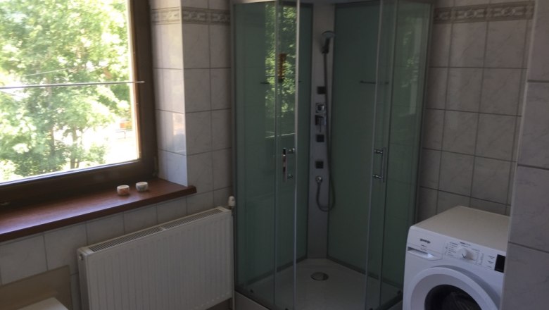 Spacious shower with washing machine in the former train attendant's apartment, &copy; M. Schorn