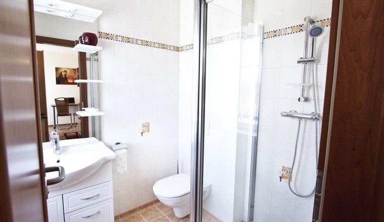Bathroom, © Pension Theresa Modern bathroom with shower, washbasin and toilet.