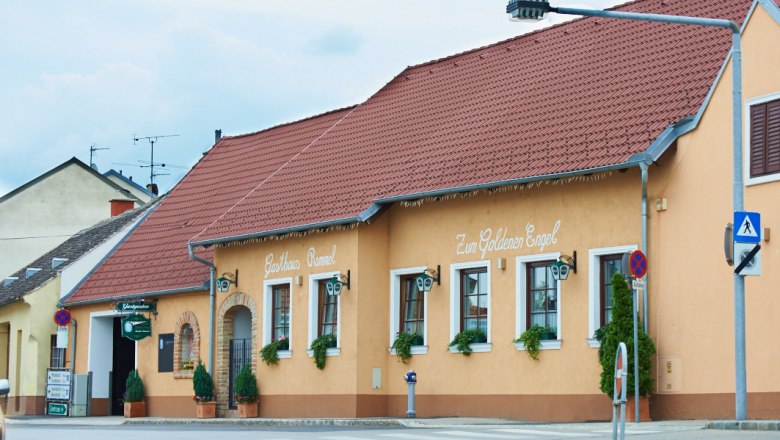 A traditional inn with a yellow façade and red roof, labeled 'Gasthaus Rammel' and 'Zum Goldenen Engel'.