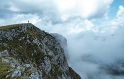 The gentle hills of the Rax glow in the warm light of the evening sun, while the colorful wildflowers in the foreground sway gently in the wind. A feeling of freedom and adventure pervades the air, perfect for a relaxed hike or a leisurely hut hopping.