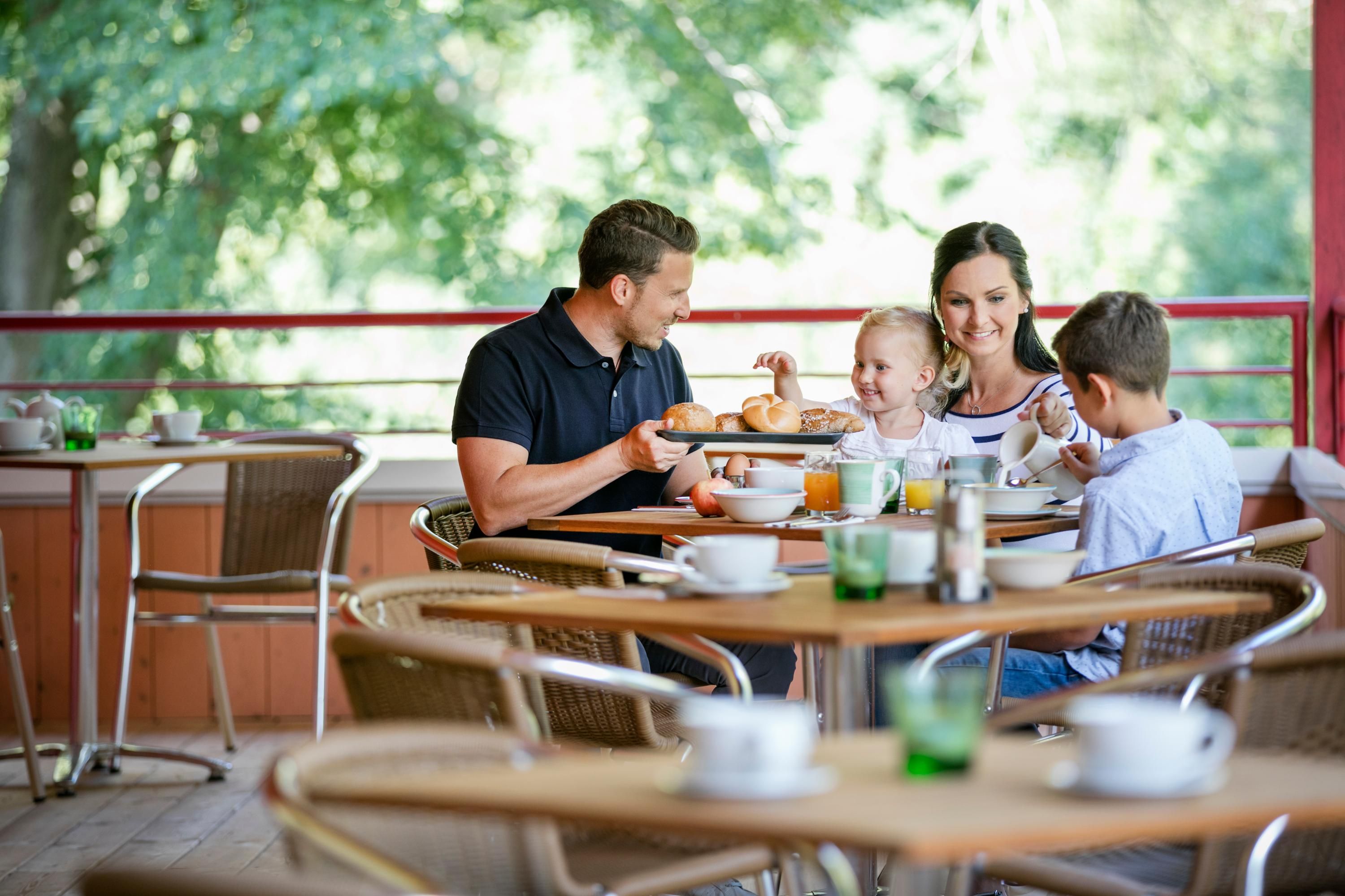 terrace_jufa-hotel-waldviertel_family(1)