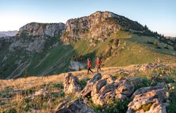 Die sanften Hügel der Ybbstaler Alpen erstrahlen im warmen Licht des Sonnenaufgangs. Wanderer genießen die frische Bergluft und die atemberaubenden Ausblicke auf die umliegenden Gipfel und Täler. Ein unvergessliches Erlebnis inmitten der Natur, das zum Verweilen und Entdecken einlädt.