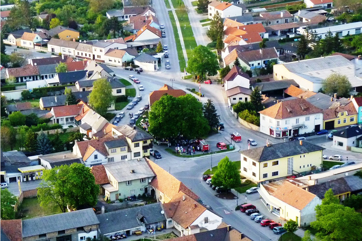 Aerial view of a small town with houses, streets and trees.