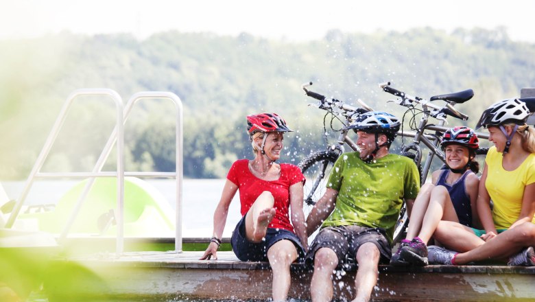 Cyclists are splashing about in the Viehofner lake, © schwarz-koenig.at