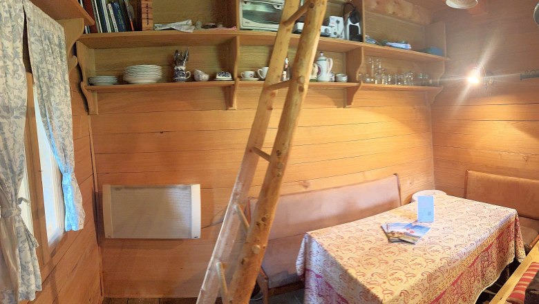 Sitting area in the woodcutter's hut, &copy; Mostviertel Tourismus