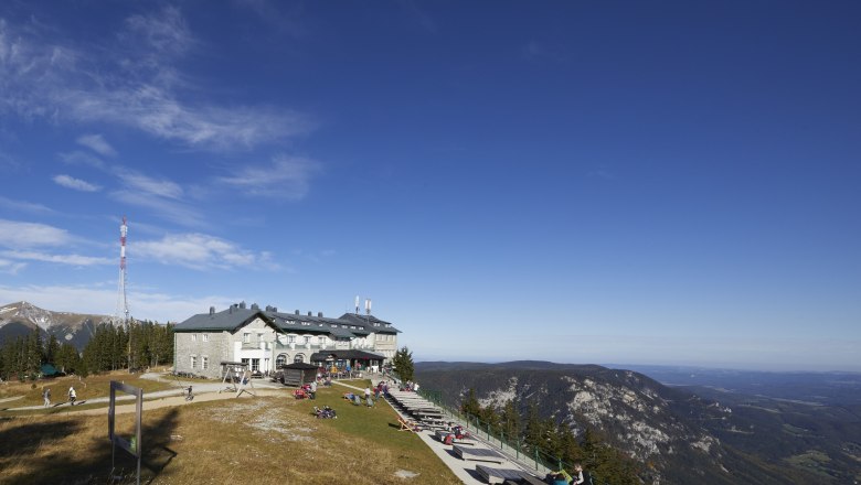 Mountain inn on the Raxalm with views of the surrounding mountains and valleys.