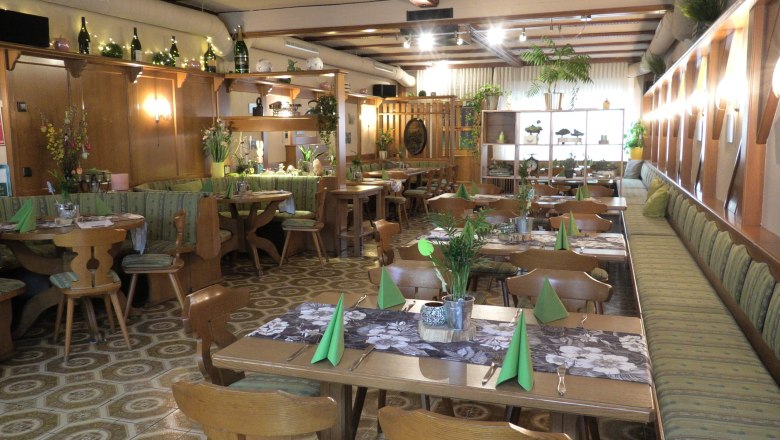 Dining room with set tables at the Stadtwirt Windisch, Mannersdorf/Leithagebirge