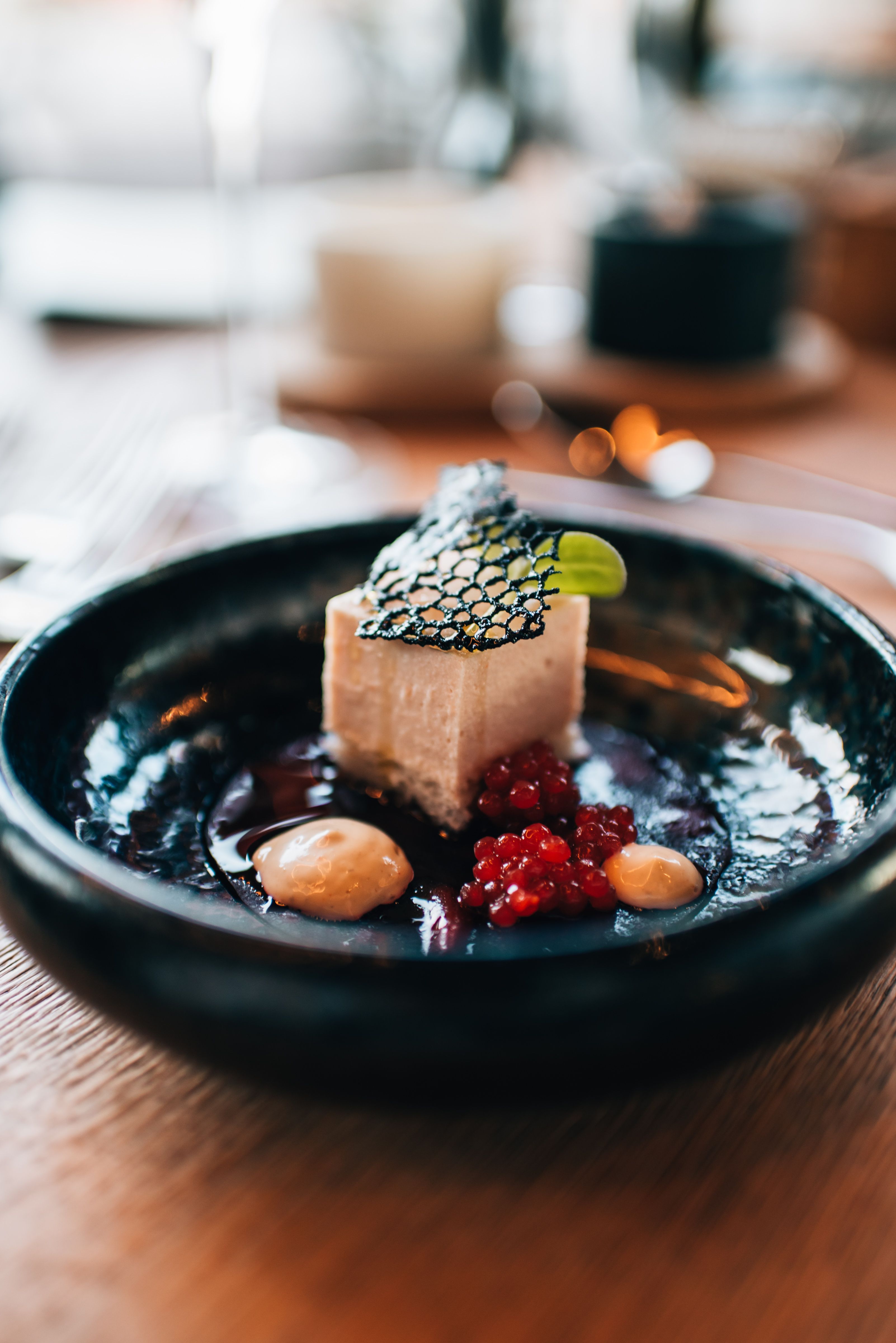 Ein kunstvoll angerichtetes Dessert verzaubert die Sinne mit seiner feinen Textur und den lebhaften Farben der Beeren. Die Kombination aus süßem Fruchtpüree und zarten Cremes lädt dazu ein, die kulinarischen Köstlichkeiten der Region zu entdecken. Genießen Sie die harmonische Verbindung von Geschmack und Ästhetik inmitten der malerischen Weinlandschaft.