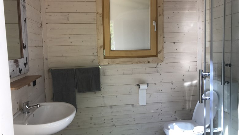 Spacious shower, wash area and toilets, &copy; Christoph Rahofer