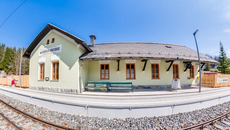 Holiday at the railway station, © Fred Lindmoser