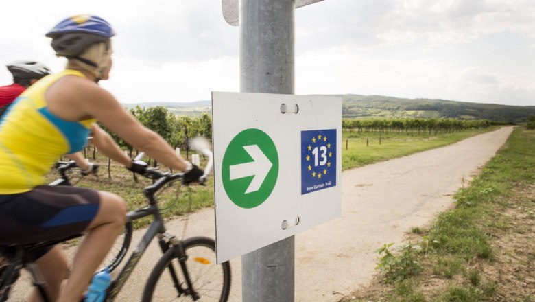 Cycling along the former Iron Curtain, © Weinviertel Tourismus / Bartl