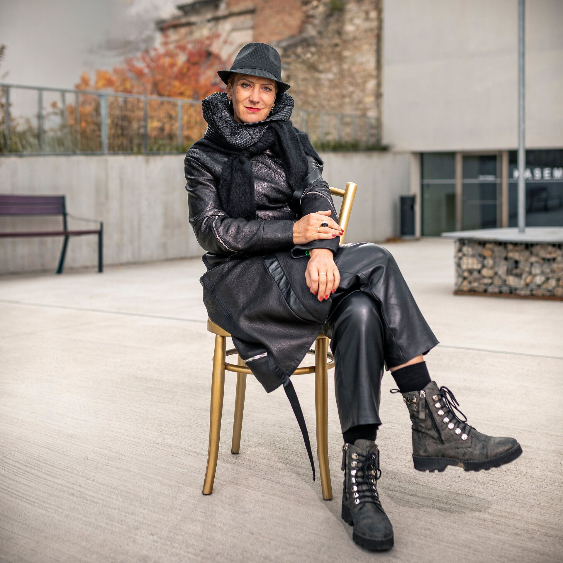 Anna Luca Krassnigg sitzt auf einem goldenen Sessel vor dem Eingang der Kasematten in Wiener Neustadt.
