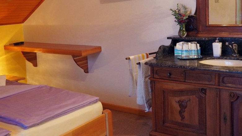 room-evening-sun-washbasin, © ferienwohnung wiesmüller