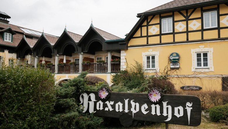 Exterior view of the Raxalpenhof: yellow-painted hotel
