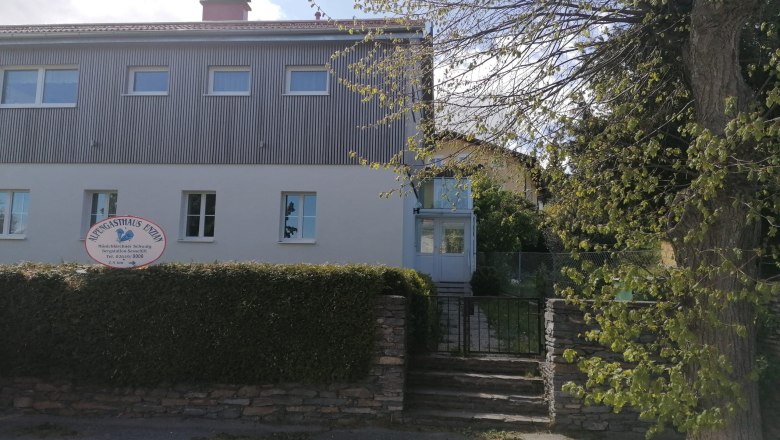 Vacation apartment 208, © Familie Reitbauer Two-storey building with sign 'Alpengasthaus Ewin' and garden.