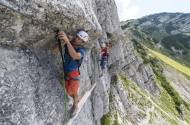 Sure-footed over the “Heli Kraft” via ferrata on the Hochkar, © Alexander Kaiser