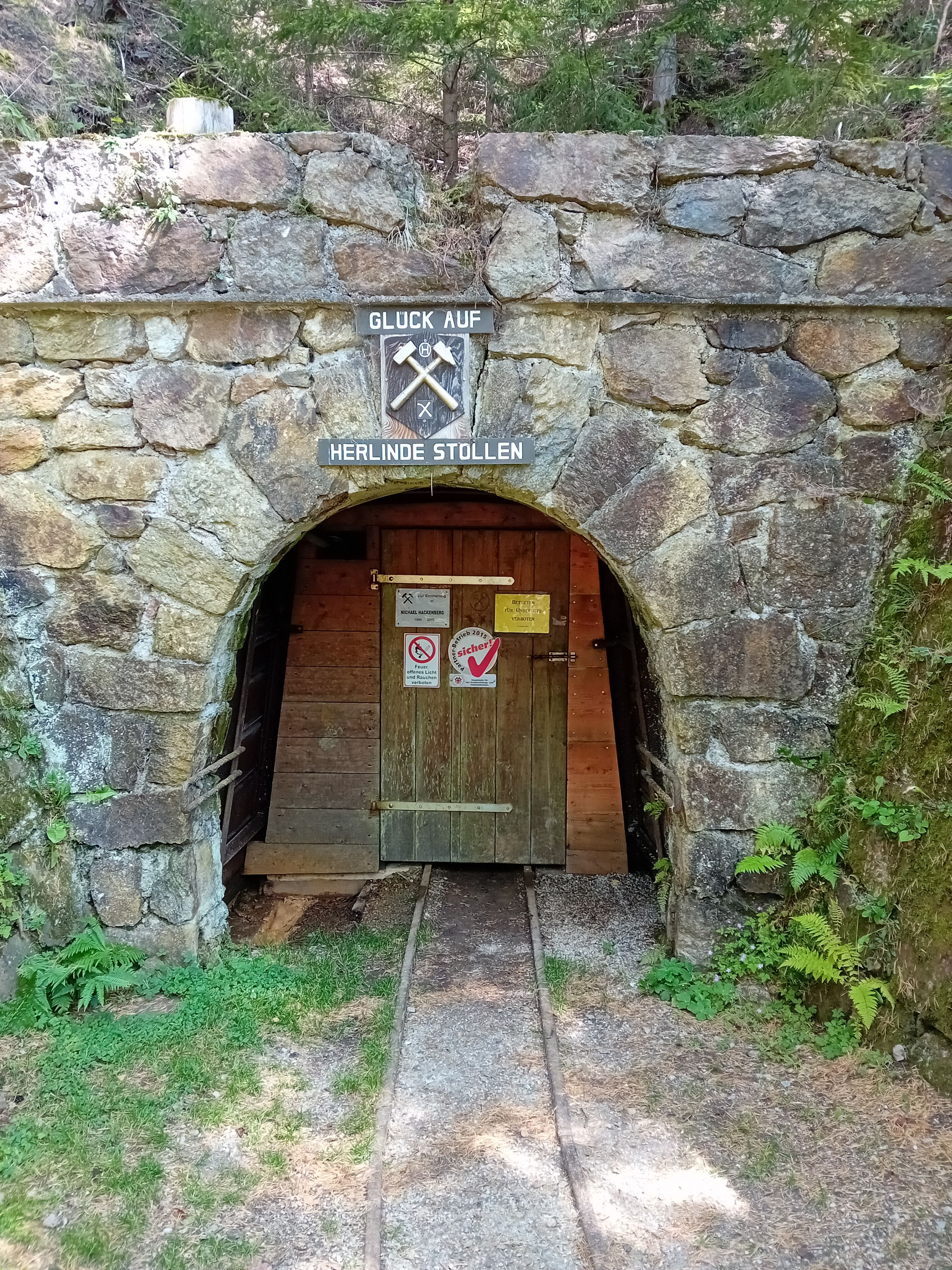 Entrance to the Herlinde gallery with 'Glück Auf' sign.