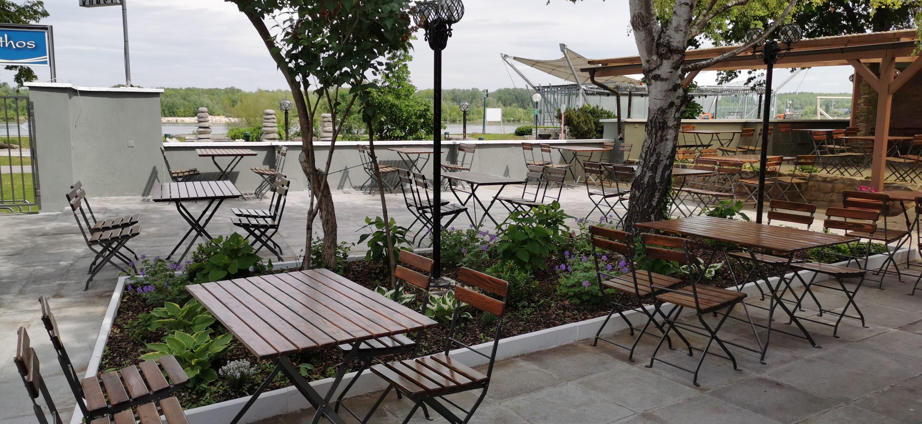 Guest garden with seating furniture with the Danube in the background 