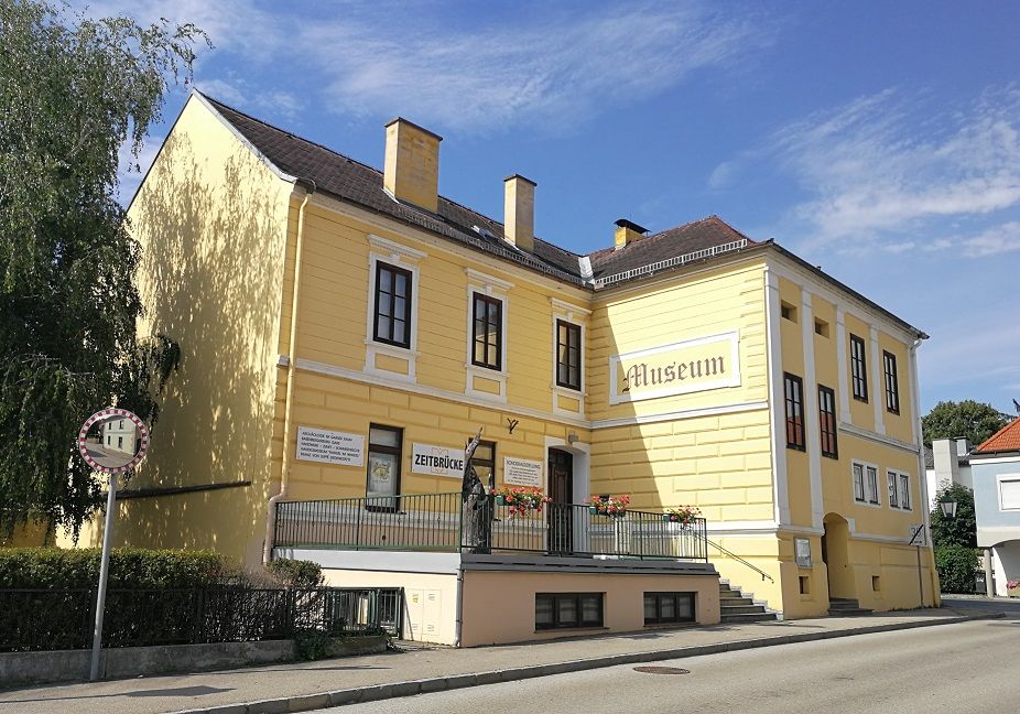 Yellow building with the inscription 'Museum' and 'Zeitbrücke'.