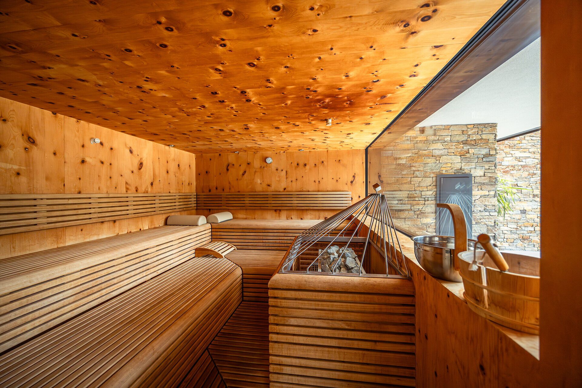 Einladende Liegen säumen den glitzernden Pool, während die sanften Hügel im Hintergrund eine malerische Kulisse bieten. Hier, umgeben von Weinreben und der frischen Luft, lässt sich der Sommer in vollen Zügen genießen.