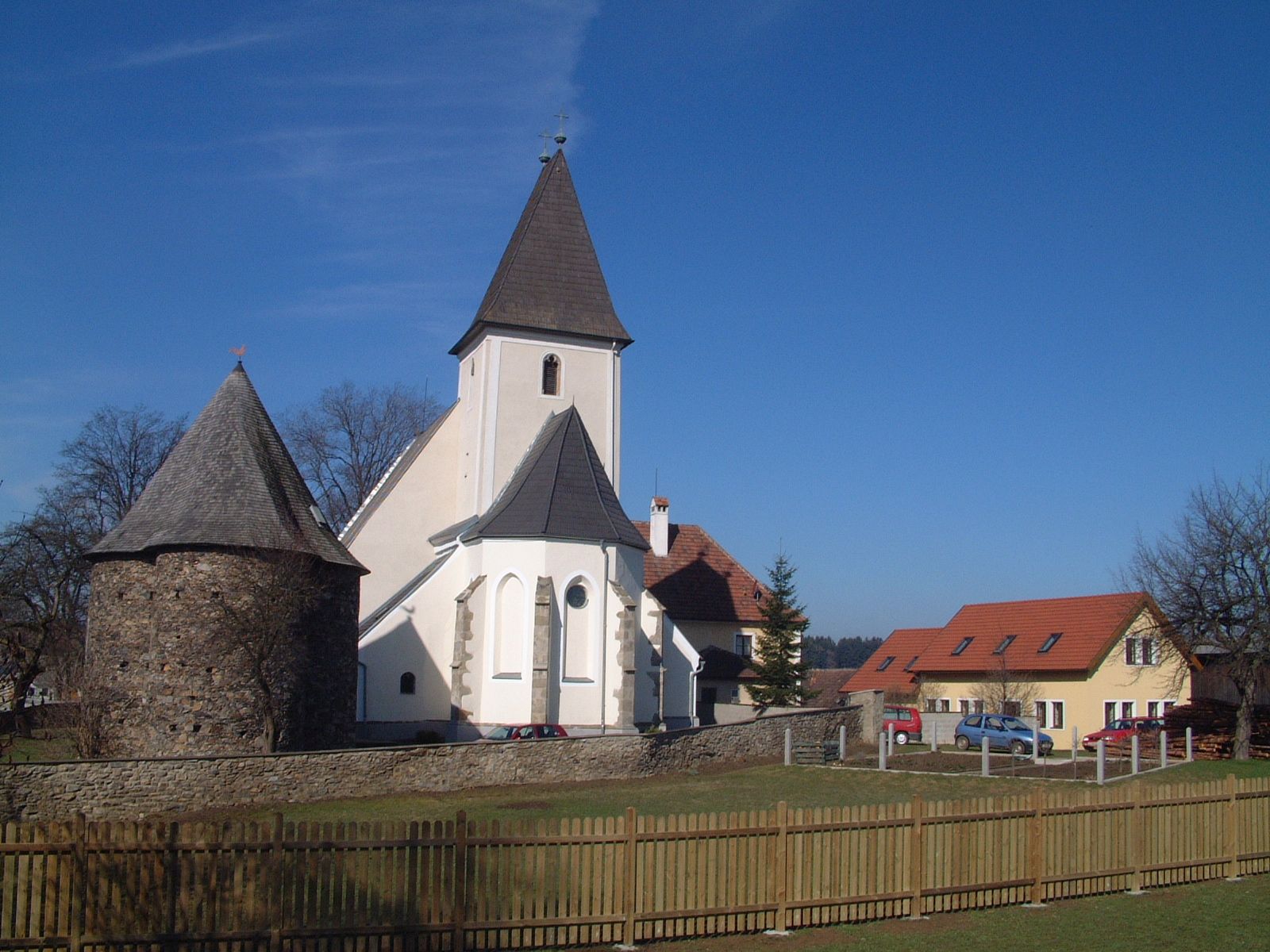 Church and building in Großgöttfritz under a clear sky.