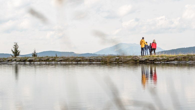 Family Hiking on the Mönichkirchner Schwaig, © Martin Fülöp/Schischaukel Mönichkirchen-Mariensee