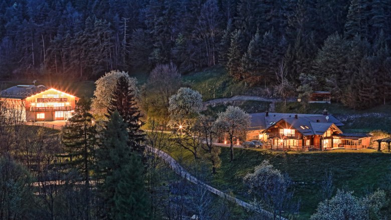 House and yard at night, © www.lensflair.at