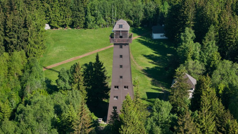 Viewpoint on the Jauerling surrounded by forest and meadows.