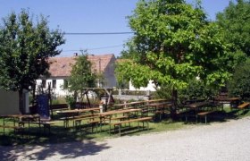 Wine tavern Huth exterior view, &copy; Weinbau & Heuriger Huth